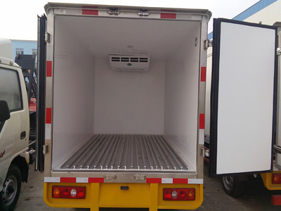 小型冷藏車與隨車吊的價(jià)格分析及選購(gòu)指南