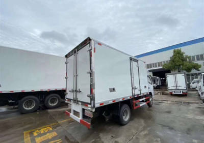 東風(fēng)多利卡冷藏車與隨車吊的完美結(jié)合 高效物流新選擇