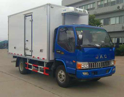 冷藏車與隨車吊 冷鏈物流的高效組合解決方案